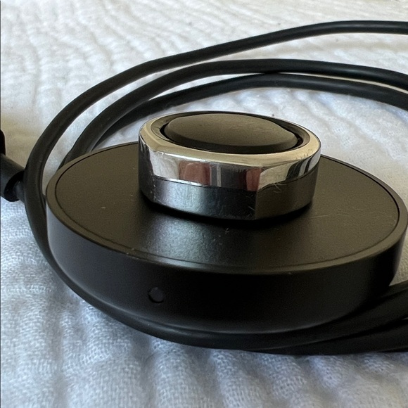 Oura Ring Gen 3 Heritage Silver Smart Ring in Size 8 •
WITH Charger - Picture 11 of 16